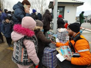 A United Hatzalah EMT hands out toys and food to Ukrainian refugees at the Palanca border crossing between Ukraine and Moldova on Wednesday 1024x768 1