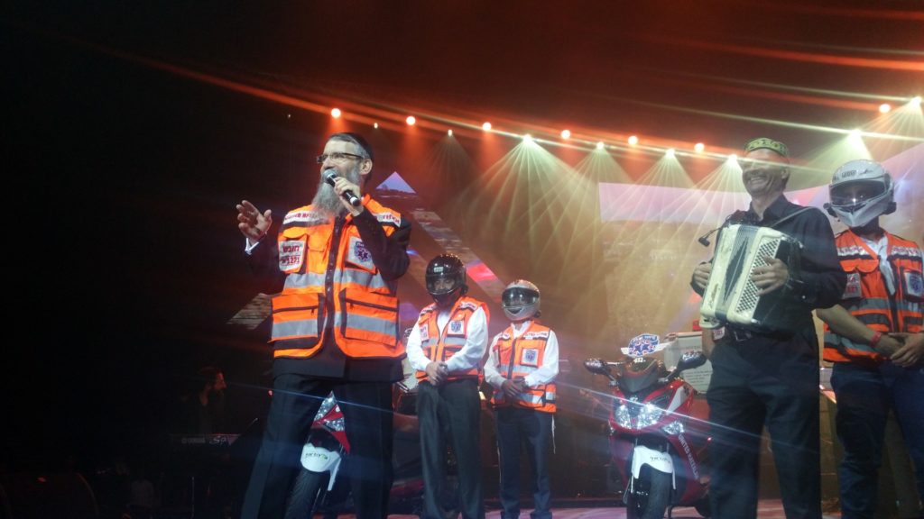 Avraham Fried dressed in United Hatzalah regalia during 10th anniversary Mega-Event