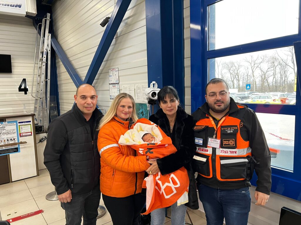 Aharon and Vicky with presenting the first baby to his Israeli parents at the airport in Romania 1 1024x768 2