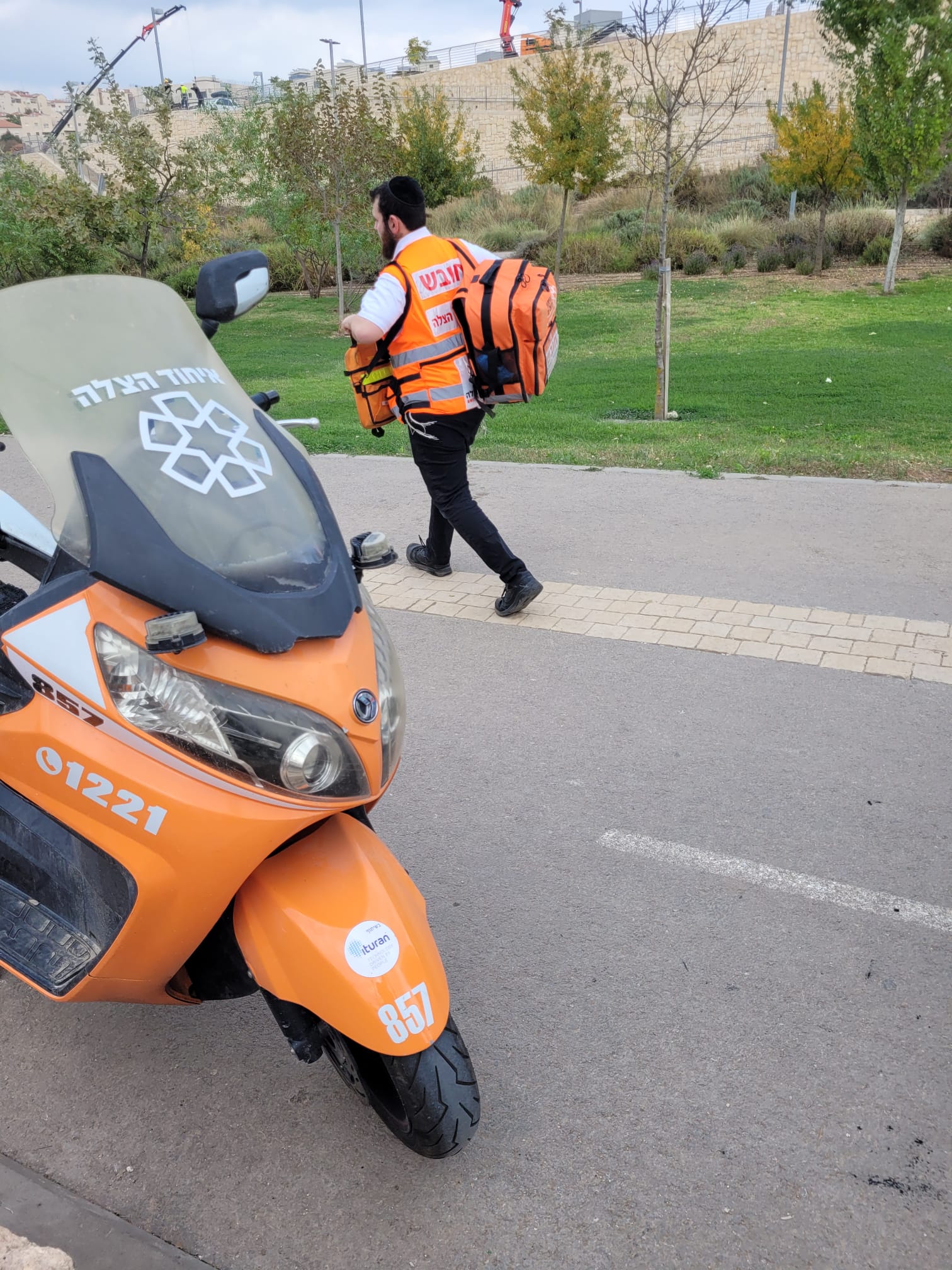 An EMT responding to an emergency in Beit Shemesh illustration