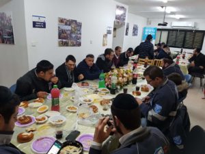 Veterans and new recruits enjoy a meal together in Ashdod