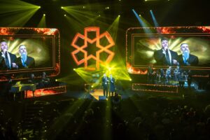 Avraham Fried and mordechai Shapiros Duet 1 300x200 1