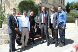 Ambassador David Quarrey (center) together with Jewish and Arab volunteers of United Hatzalah and the Director of International Operations Dov Maisel 2nd from right