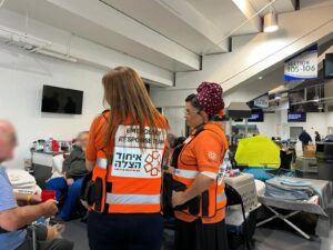 Einat and Hadas Rucham talking with a number of evacuess in Fort Myers censored 300x225 1