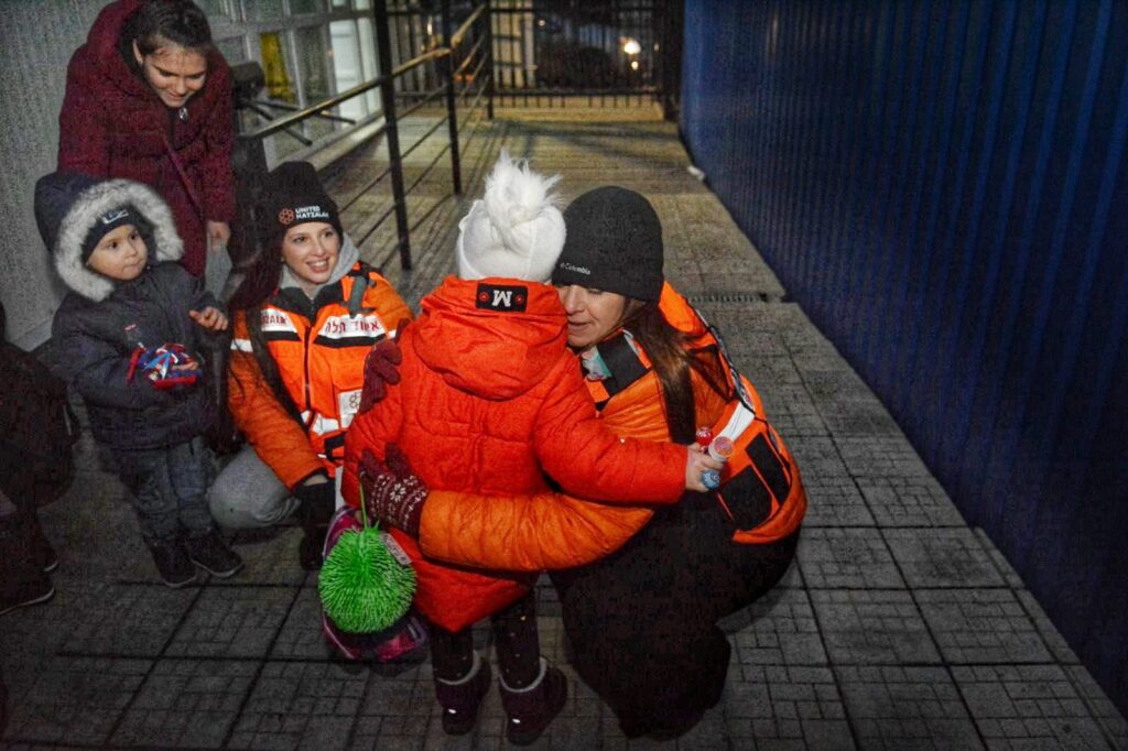 Einat and her daughter Lynn working with Ukrainian refugees at the Moldovan border 1024x682 2
