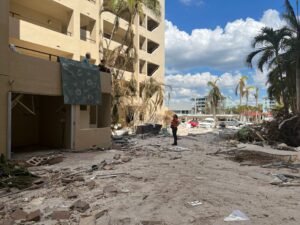 Einat talking to the family in the washed out building 300x225 2