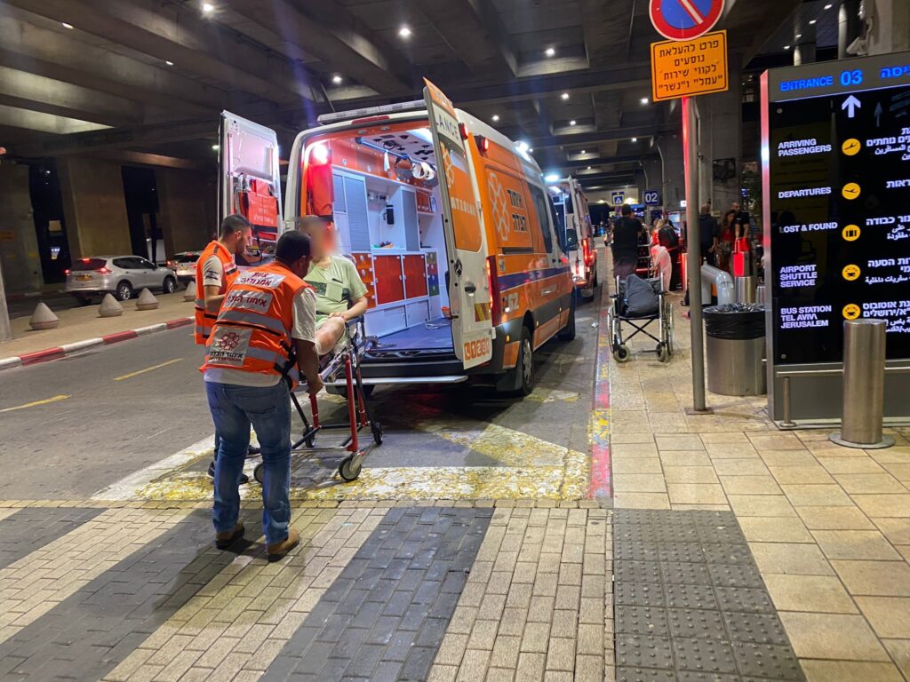 Gutnikov landing in Israel and being taken by ambulance to a medical facility 1024x768 2