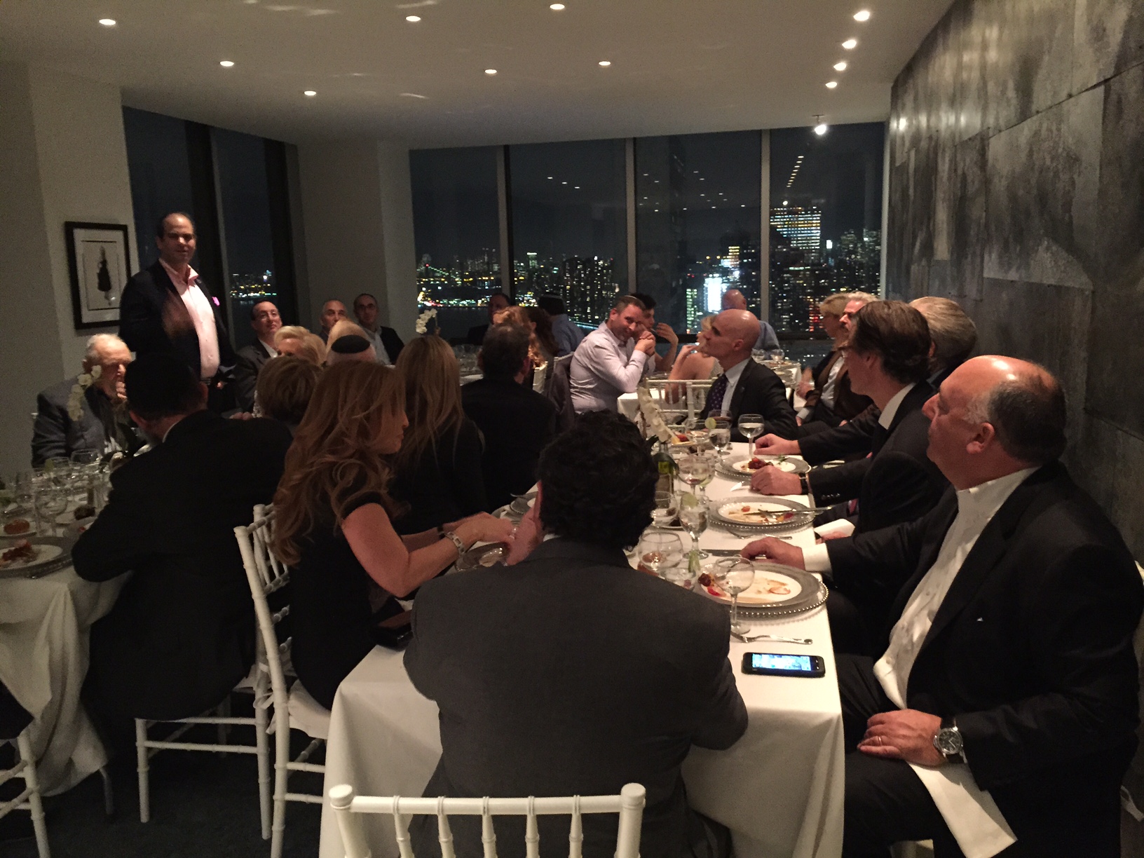 United Hatzalah Founder Eli Beer addresses diners at Celebrity Chef dinner.
