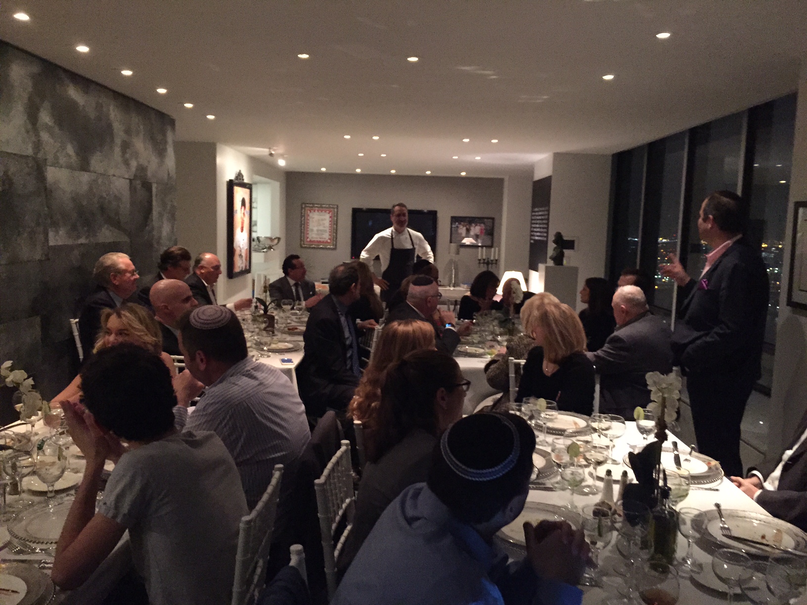 United Hatzalah Founder Eli Beer addresses diners at Celebrity Chef dinner.