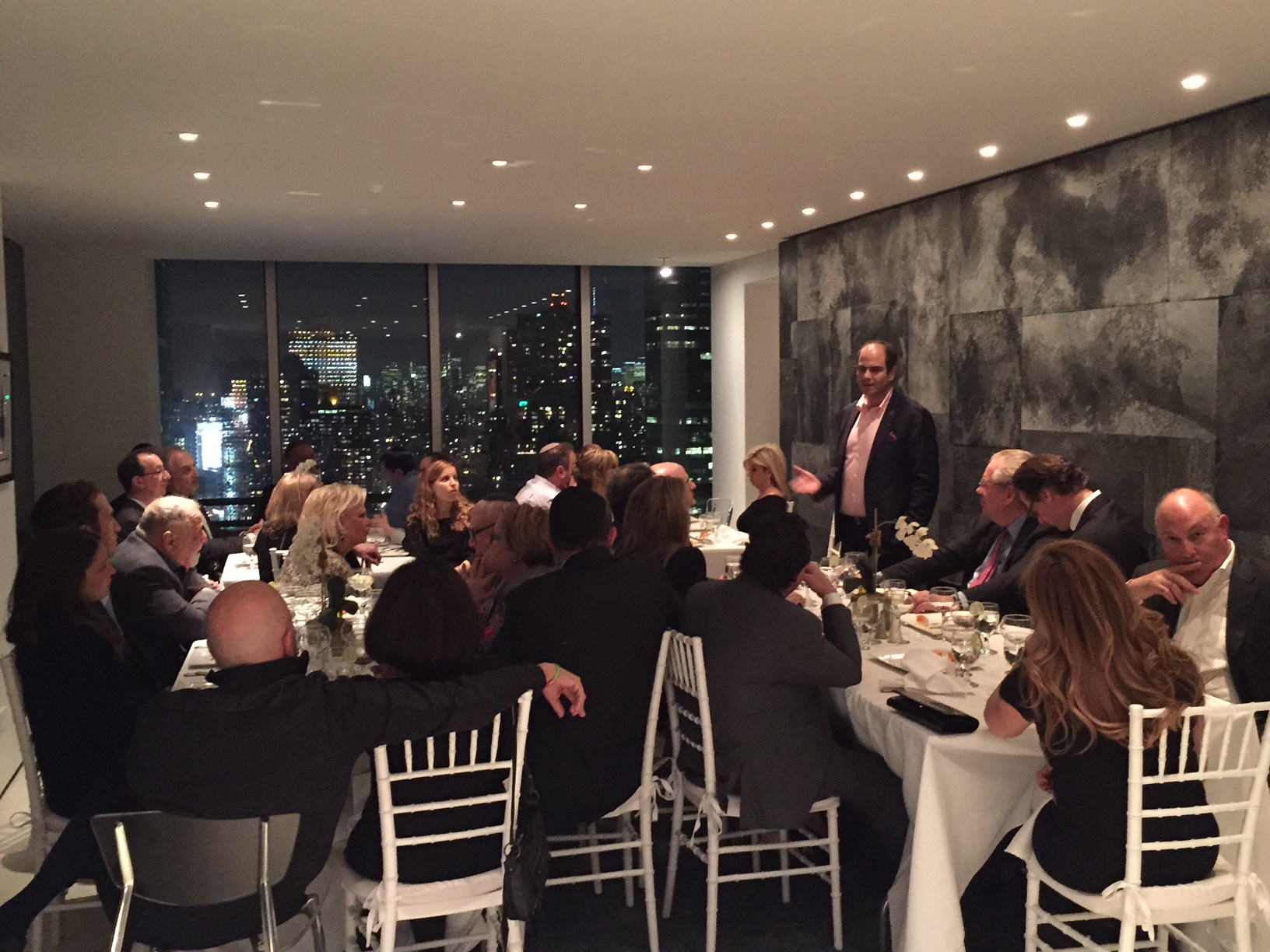 United Hatzalah Founder Eli Beer addresses diners at Celebrity Chef dinner.
