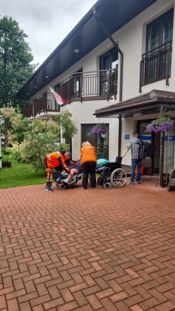 Khaled and Vicki assisting the refugees in Warsaw 576x1024 2