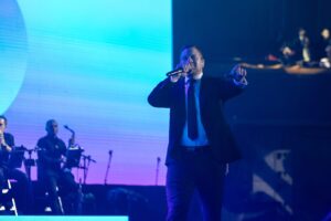 Mordechai Shapiro on stage during the concert 300x200 1