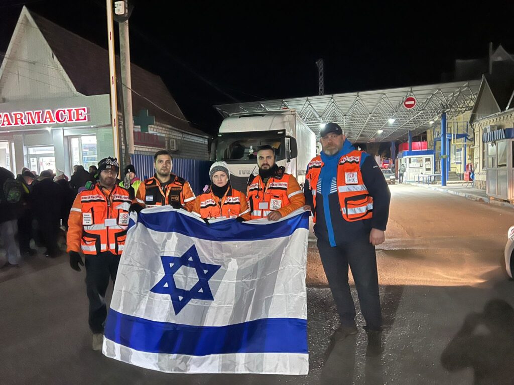 Reuven and other United Hatzalah responders at the border crossing near Moligev 1024x768 2
