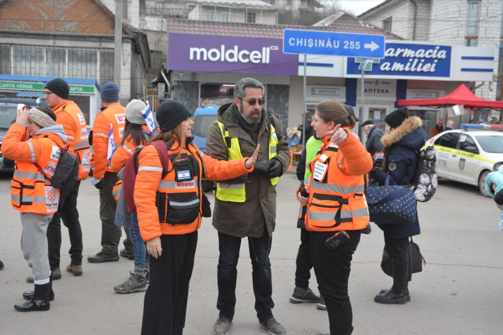 Sandra right working with other team members at the Palanca border 1024x682 1