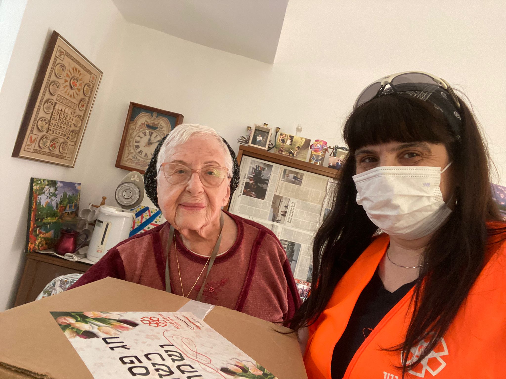Ten Kavod participant in Beit Shemesh receives a Pre pesach gift package from United Hatzalah