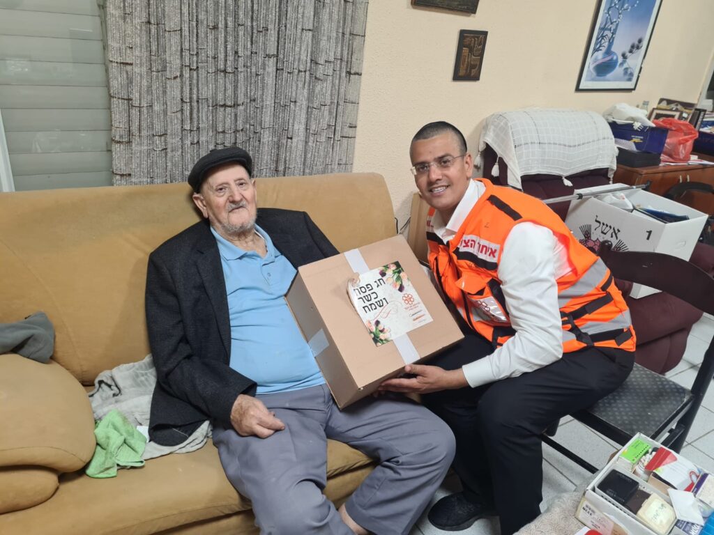Ten Kavod participant in Bnei Brak receives a Pre pesach gift package from United Hatzalah 1024x768 2