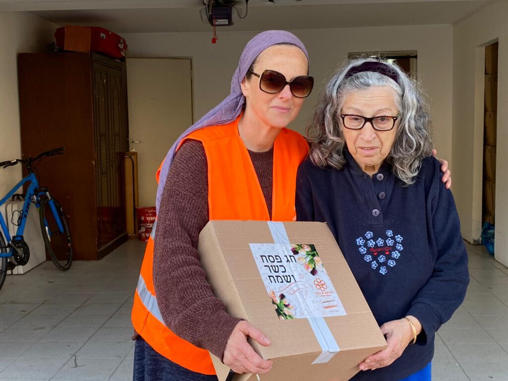 Ten Kavod participant in Carmel receives a Pre pesach gift package from United Hatzalah 1024x768 1