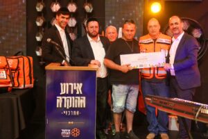 Tzvika Kremer third from right standing next to Chaim Gitter second from right the EMT who rescued him 300x200 1
