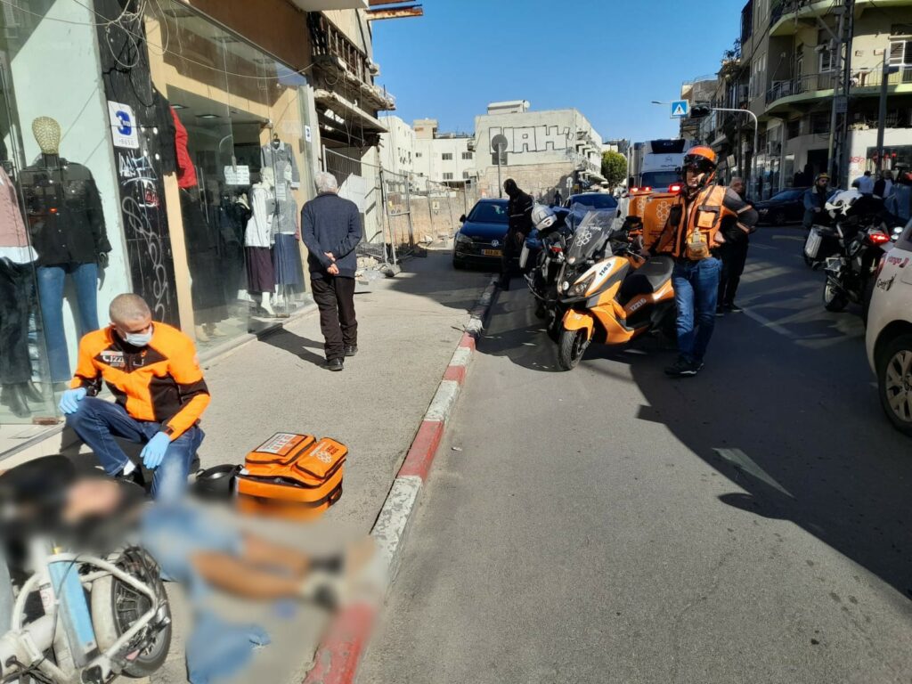 United Hatzalah first responders treating a collapsed person on the street Illustration 1024x768 1