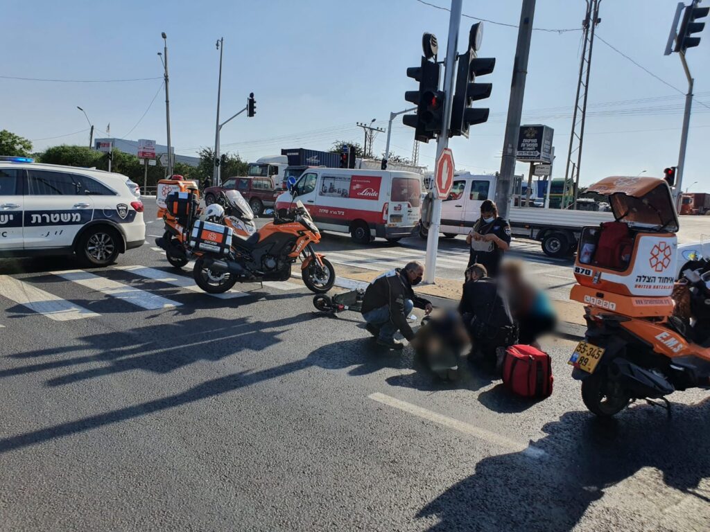 United Hatzalah volunteers treating a seriously injured man after a scooter accident in Ashdod illustration 1024x768 1