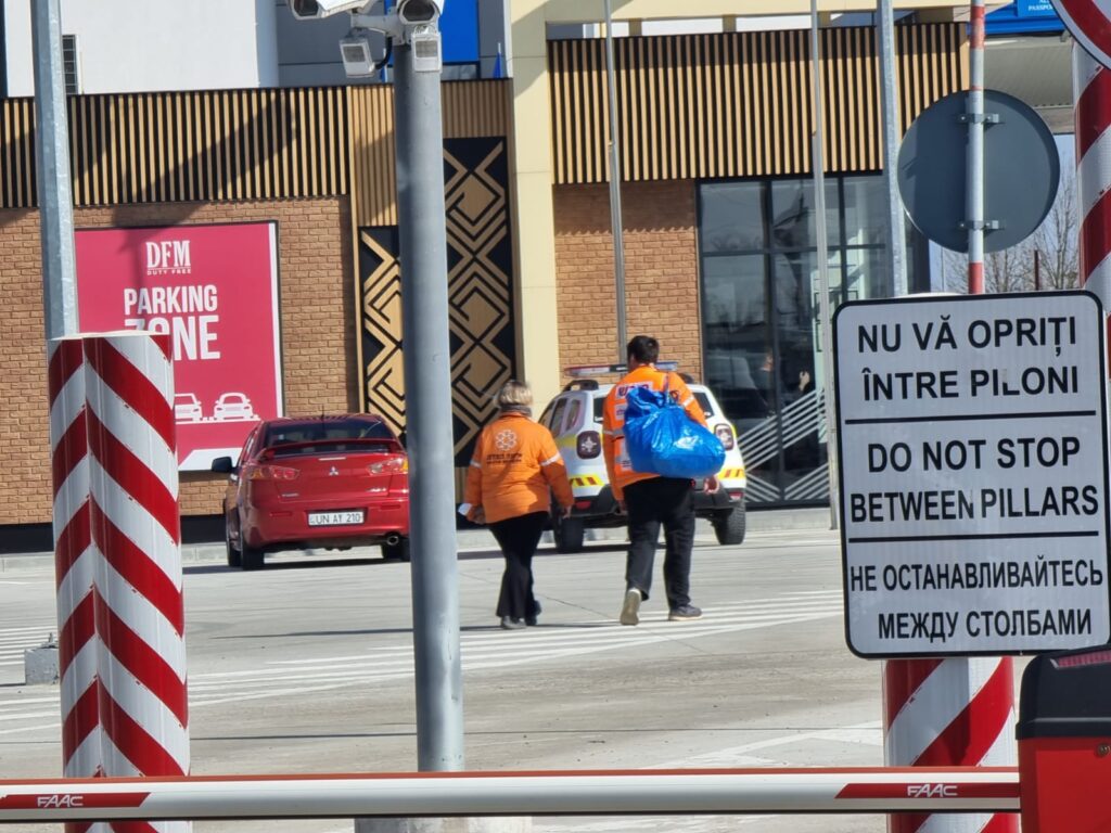 Vicky and Dr. Shaham crossing the border 1024x768 2