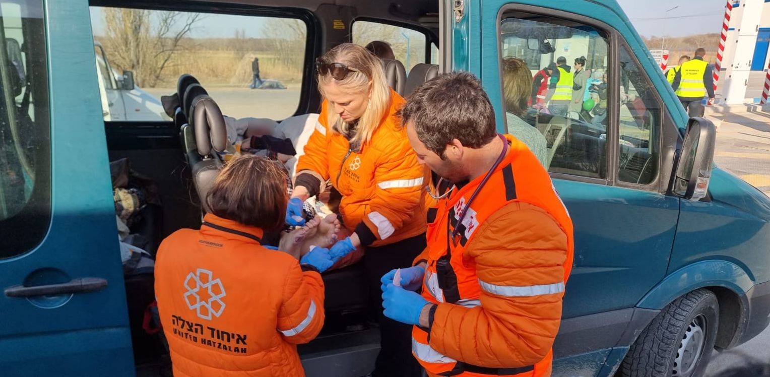 Vicky together with Dr. Shaham and Liat Weiss treat the patient in the van after he crossed the border 1