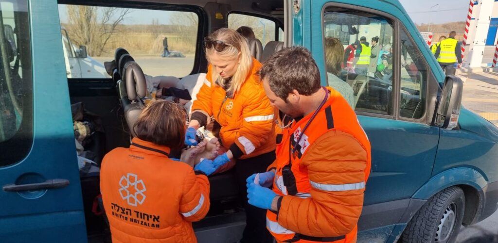 Vicky together with Dr. Shaham and Liat Weiss treat the patient in the van after he crossed the border 1024x501 1