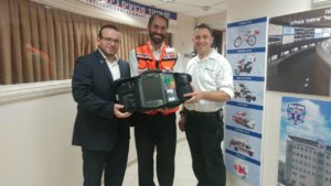 Dr. Arie Pelta (Center) receiving the Phillips MRx defibrillator from United Hatzalah CEO Moshe Teitelbaum (left)