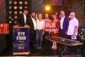 Yitzchak Mizrachi third from left standing in between his rescuers Naftali Rotenberg and Gitti and Avraham Berman 300x200 1