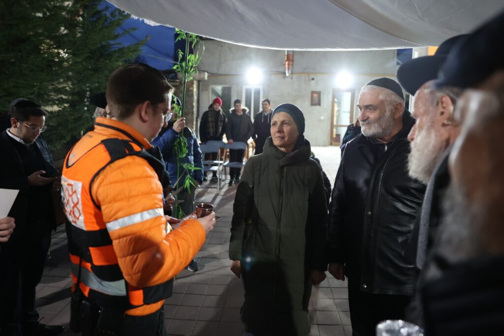 Yossi Kletzky reciting one of the blessings during the double wedding of refugees in Kishinev 1024x683 1