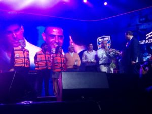 EMT Mauwiha Kabha accepting an award of recognition from Eli Beer at the concert in Jerusalem on Chol Hamoed Peasach. 