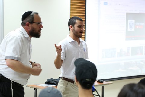 Nathan Rosenwald engages studens in a discussion during presentation at United Hatzalah headquarters in Jerusalem