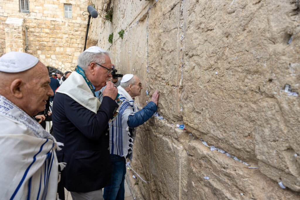the trio praying at the wall 1024x683 2