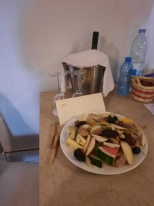 The fruit platter wine bottle and note left by the staff to thank Yedan 768x1024 1