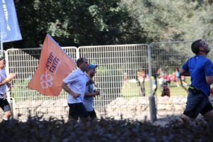 United Hatzalahs team flagbearer during the race 1024x682 1